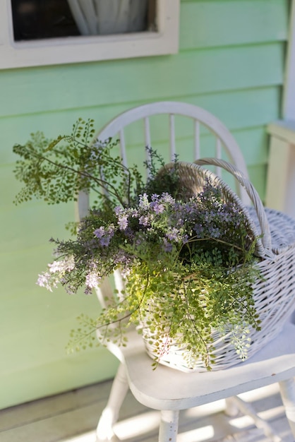 Cesta de mimbre con flores