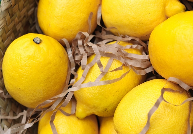 Cesta de mimbre con limones.