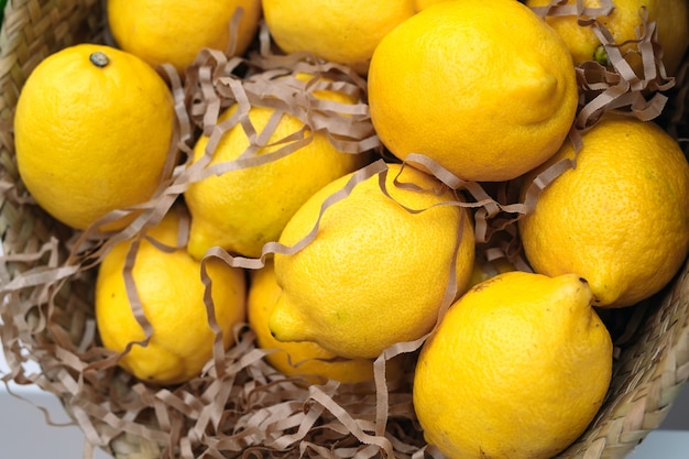 Cesta de mimbre con limones.