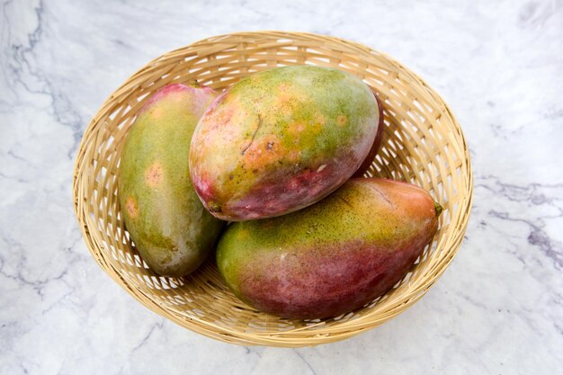 cesta de mimbre con mango fresco