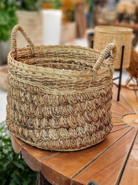 Cesta de mimbre en una mesa de madera en el jardín, cerrar