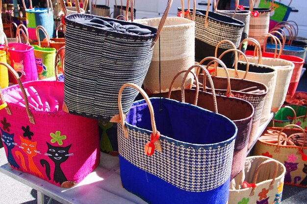 Foto cesta de mimbre multicolor para la venta en el mercado