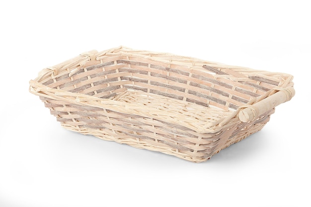 Cesta de mimbre tejida y coloreada aislada. Cesta sobre un fondo blanco.