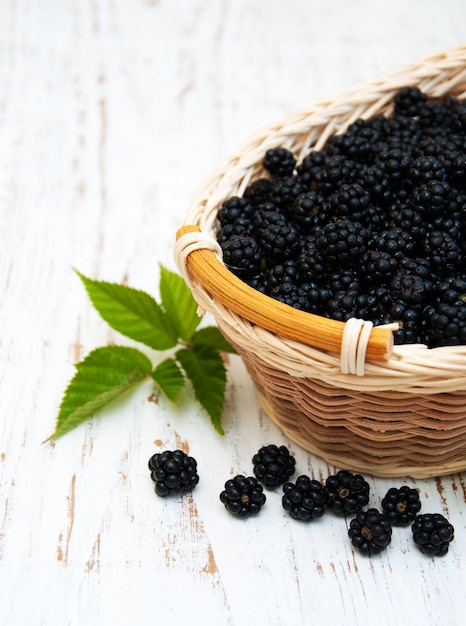 Cesta con moras frescas en una mesa