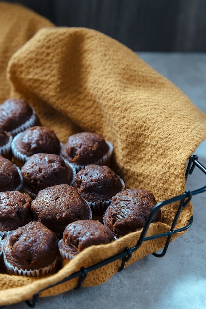 Cesta negra con muffins de chocolate recién horneados