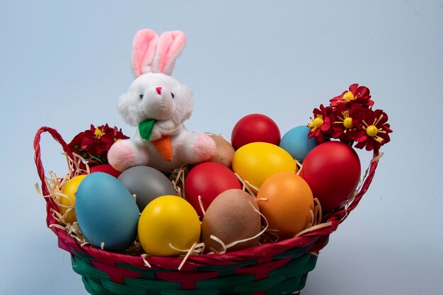 Cesta con paja y huevos decorada para la celebración de la Pascua cristiana