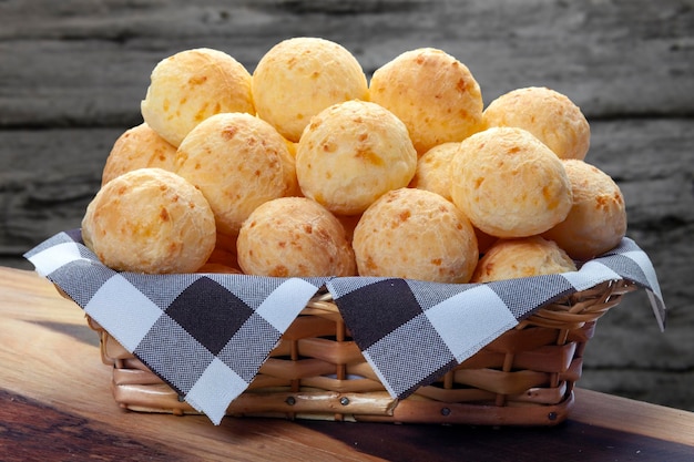 Cesta de pan de queso Merienda brasileña pao de queijo