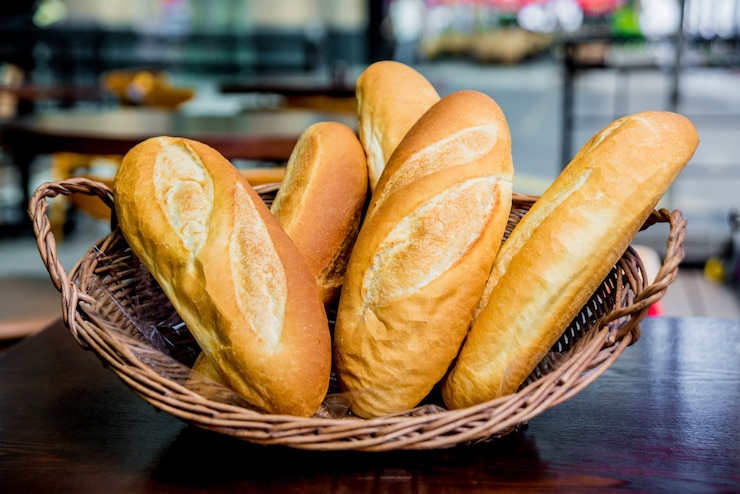 Foto cesta con pan sobre la mesa. panadería.