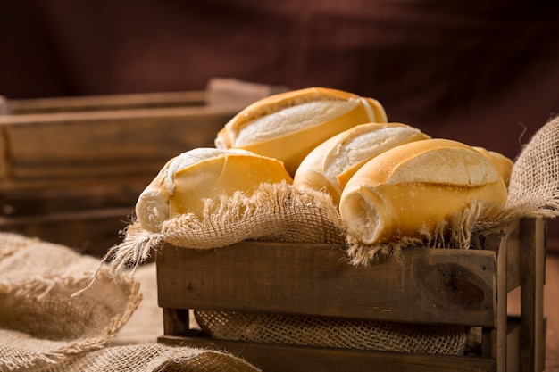 Cesta con panes franceses pan francés pan tradicional brasileño