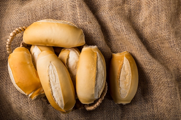 Cesta con panes franceses pan francés pan tradicional brasileño