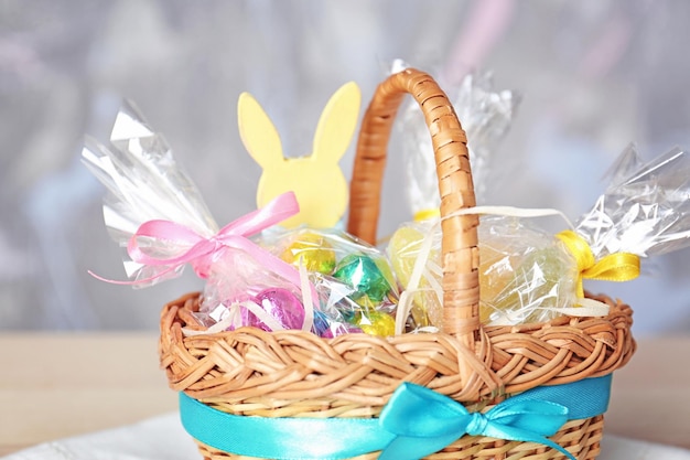 Cesta de Pascua con dulces y regalos en un fondo borroso