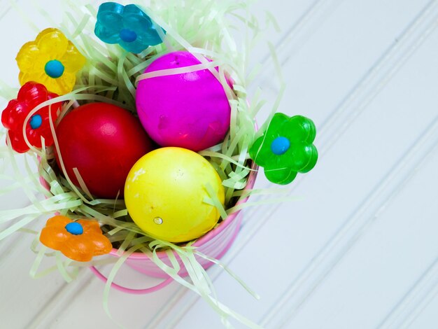 Cesta de Pascua con huevos de colores en la hierba.