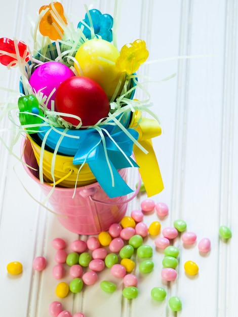 Cesta de Pascua con huevos de colores en la hierba.