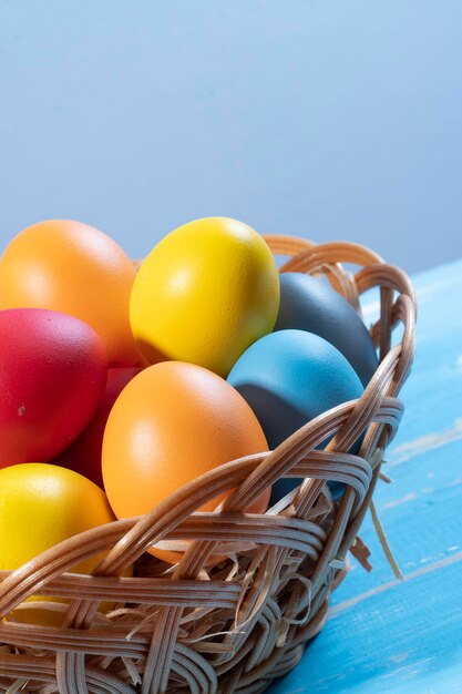 Cesta de Pascua con paja y huevos de colores
