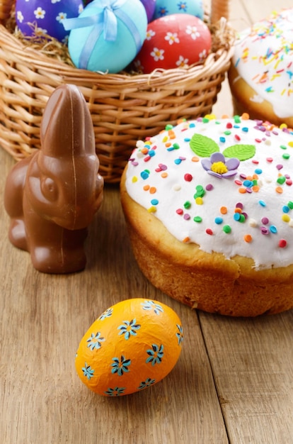 Foto cesta de pastel de huevos de pascua