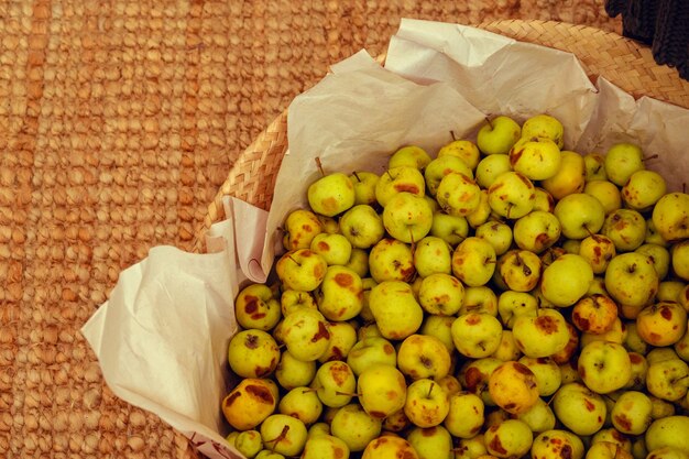 Cesta con pequeñas manzanas verdes cerrar