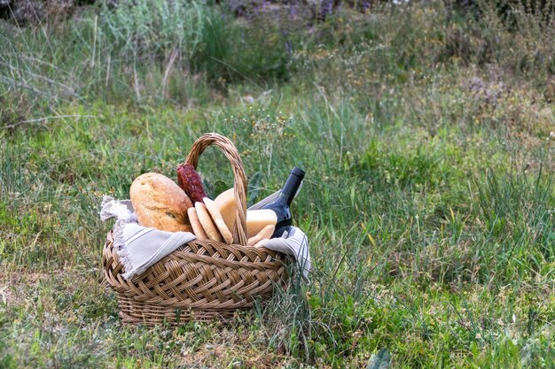 Foto cesta de picnic en el césped