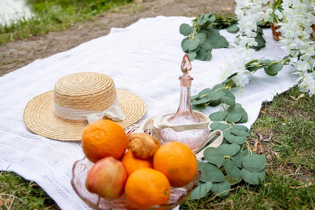 Cesta de picnic de decoración de otoño con frutas y flores.