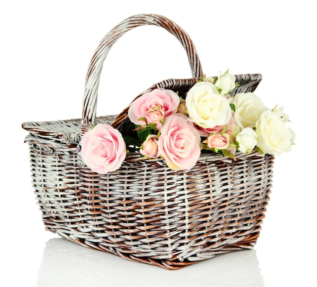 Cesta de picnic con flores, aislado en blanco