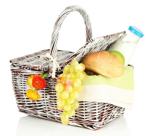 Cesta de picnic con frutas y botella de leche, en blanco