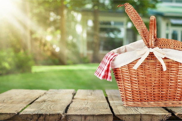 Foto cesta de picnic con servilleta sobre fondo de naturaleza