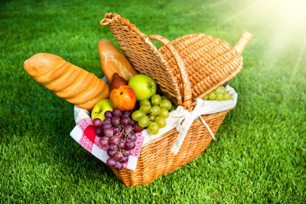 Cesta de picnic sobre el césped en el parque