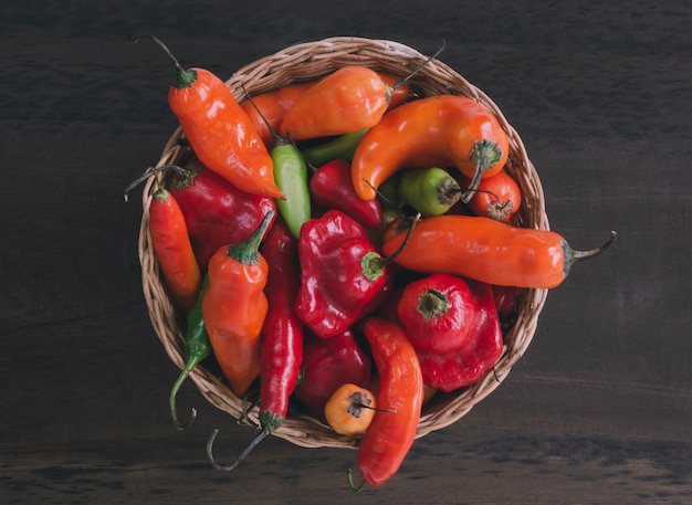 Cesta con pimientos de colores.