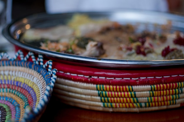 Foto cesta y plato de comida etíope