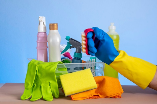 Cesta con productos de limpieza para la higiene del hogar