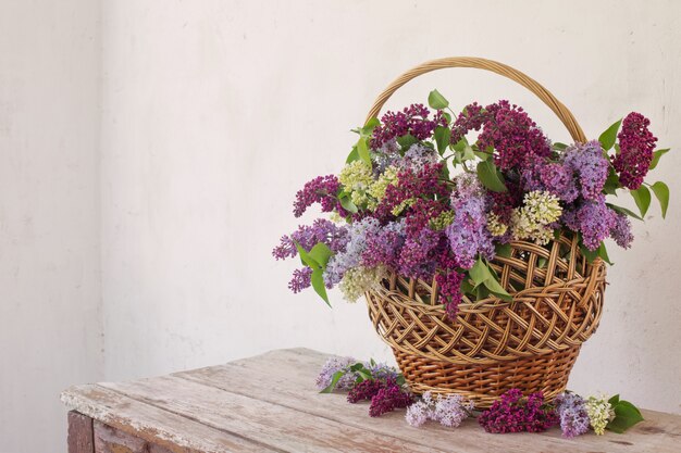 Cesta con una rama de flor lila