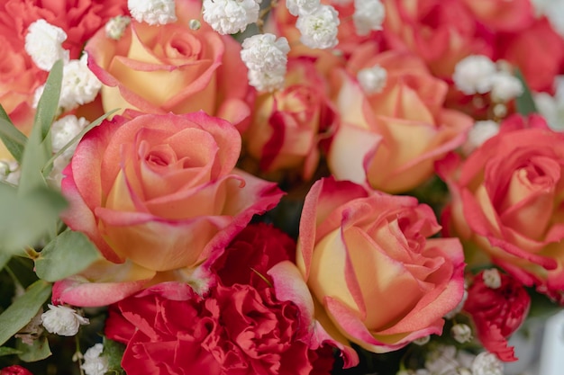 Cesta de regalo con flores sobre un fondo blanco Rosas claveles Composición de flores Regalo para el Día de San Valentín