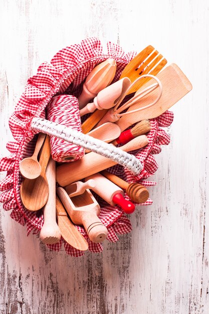 Cesta rústica chique com utensílios de cozinha de madeira