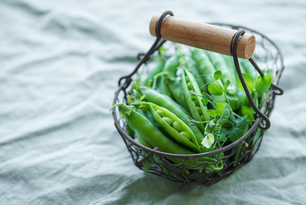 Cesta con vainas de guisantes dulces