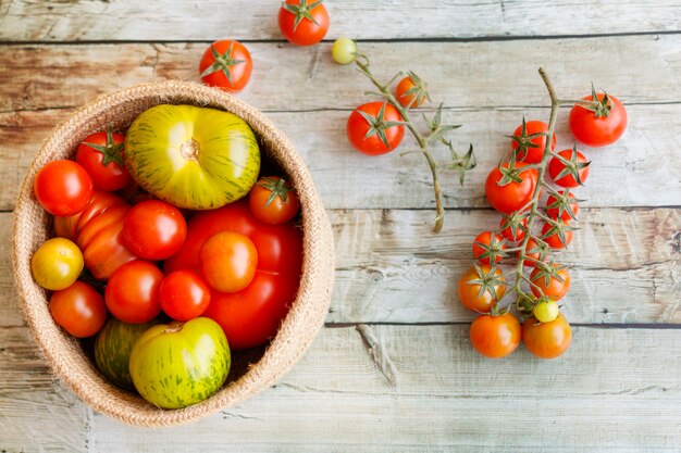 Cesta con variedad de tomates