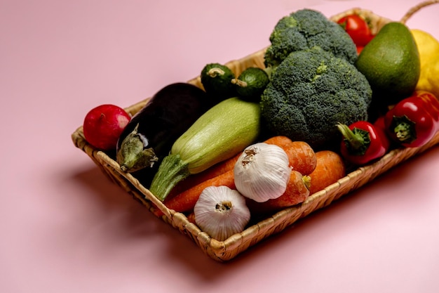 Una cesta de verduras con una berenjena verde