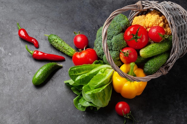 Cesta con verduras frescas de la huerta