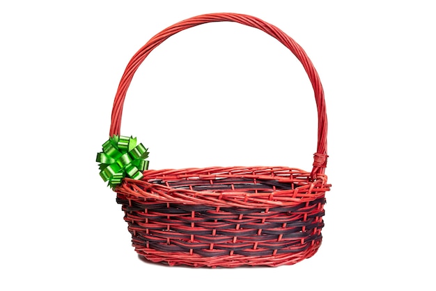 Foto cesta vermelha com fita verde sobre fundo branco
