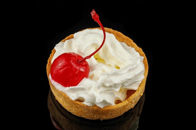 Cestas de bollería con cerezas y nata Cesta de tarta con nata y cerezas