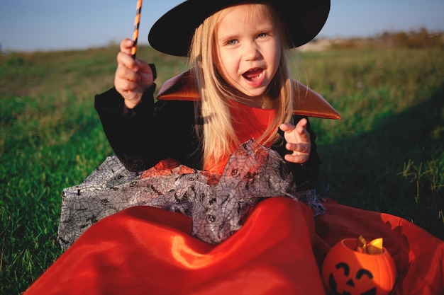 Las cestas de caramelos de Halloween se encuentran en la hierba.