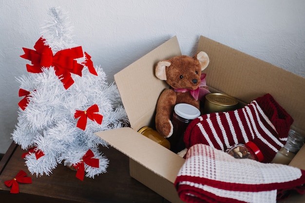 Cestas de doações de Natal ajudam refugiados e desabrigados caixa de doação de caridade de Natal com roupas quentes