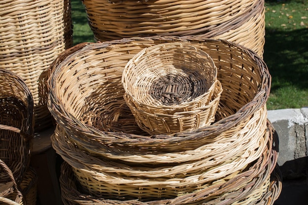 Cestas de vime vazias estão à venda em um mercado