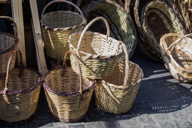 Cestas de vime vazias para venda em um mercado