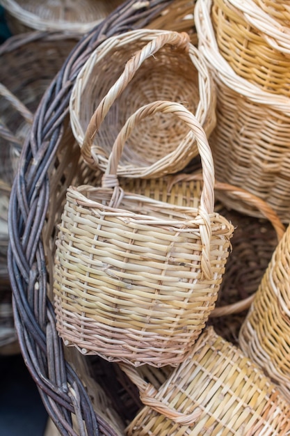 Cestas de vime vazias para venda em um mercado