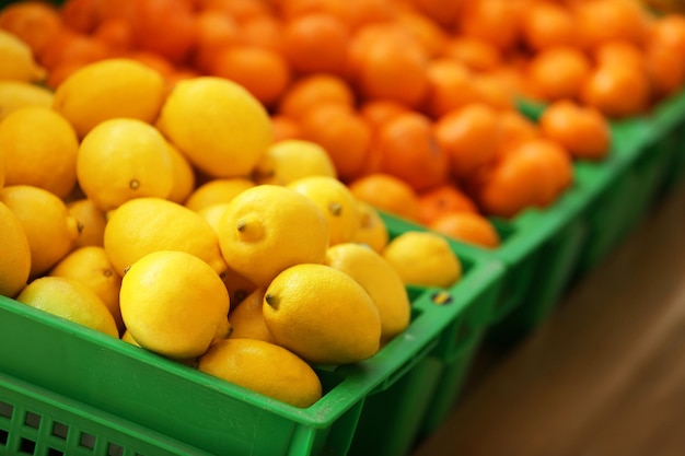 Cestas con frutas en el mercado