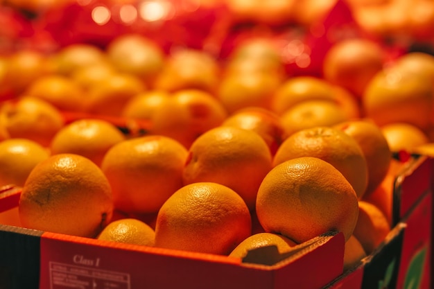 Cestas de madera con naranjas en un supermercado moderno