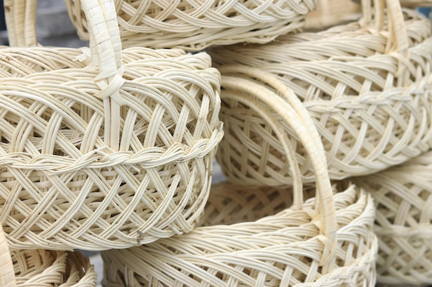 Cestas de mimbre apiladas juntas en primer plano Cestas de Mimbre Blancas para la Pascua Cestas de venta