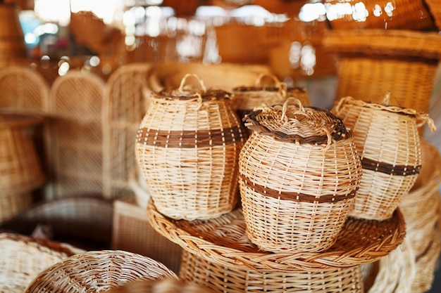 Foto cestas de mimbre hechas a mano, artículos y recuerdos en el mercado de artesanía de la calle.