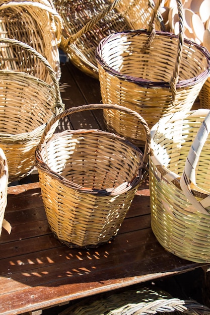 Foto cestas de mimbre vacías para la venta en un mercado