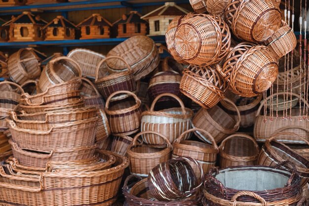 Foto cestas de pascua tradicionales hechas a mano en una tienda callejera