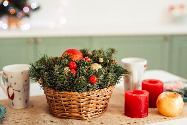 Foto cesto com árvore de natal brinquedos vermelhos na mesa posta mesa para cozinha de azeitona de natal em segundo plano